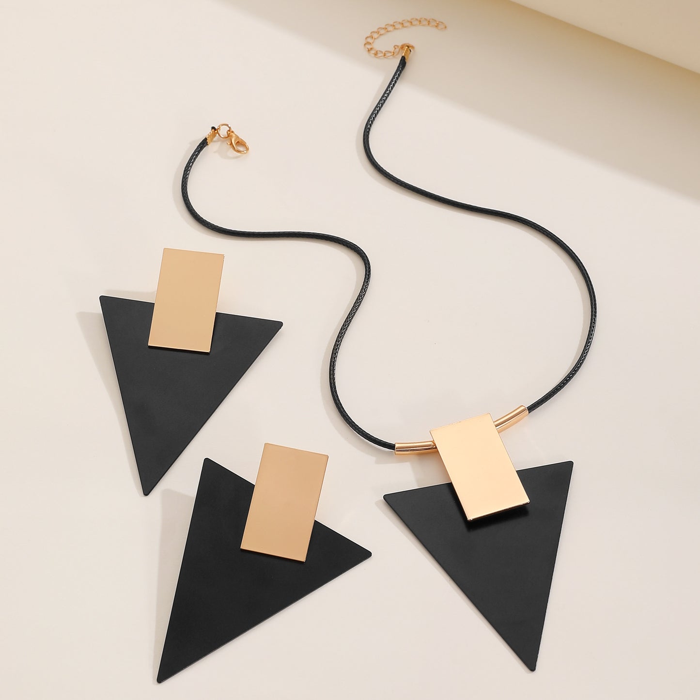 Quake E-commerce 2026 Treding Black Alloy Triangle Dress Jewelry Set Earring and Necklace Set