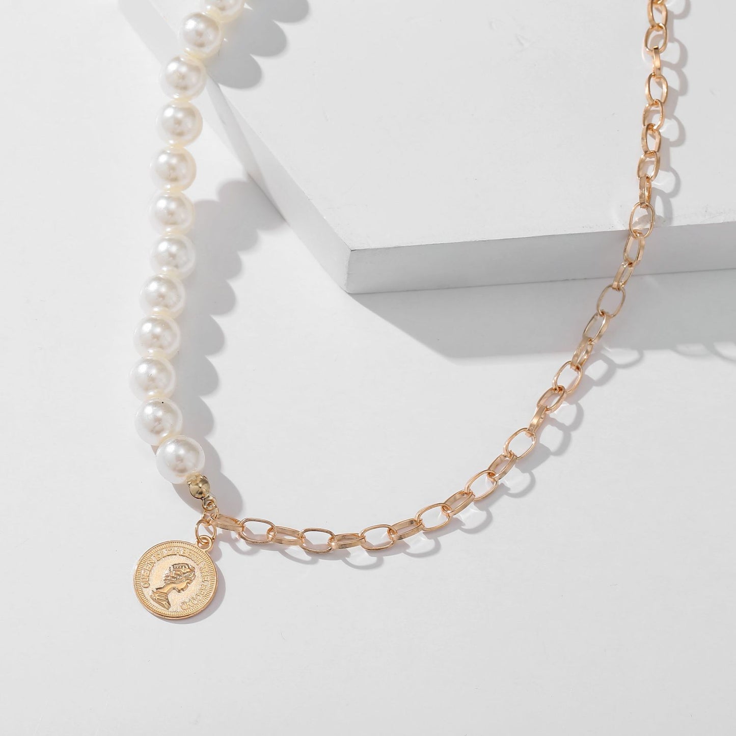 fashion brass alloy abs pearl beads with Elizabeth Queen Coin Pendant Necklace Jewelry for Women