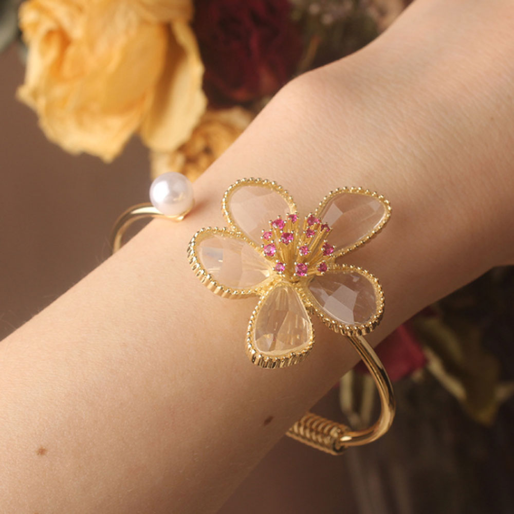 fashion brass with 18k gold plated glass crystal daisy flower charm open cuff bracelet bangle women